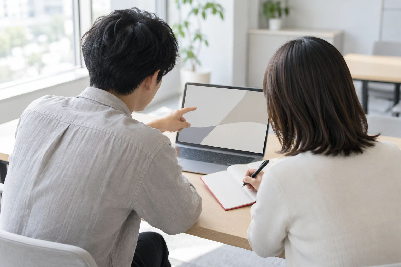 並んで座り、教え合う二人
